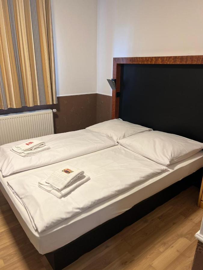 Hotel Castellana Lessien Экстерьер фото